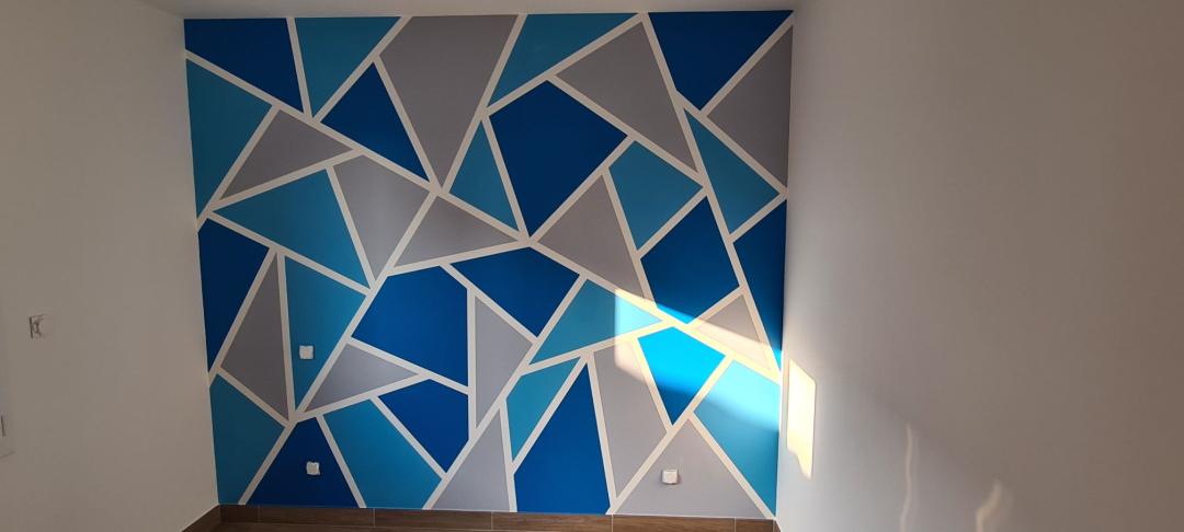 Finition peinture au mur gris et bleu